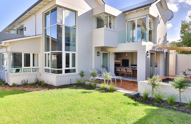 Somer Sout | Contemporary Villa with Splash Pool, Pizza Oven & Mountain Views near Langbaai
