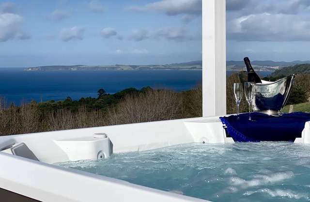 Songbird Villa - stunning views, spa and outdoor bath