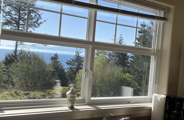 Sooke Vacation apartment overlooking the Juan De Fuca Straits, amazing sea views