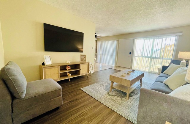 Soothing Beach Apartment in Redondo Beach…20 steps to Ocean!