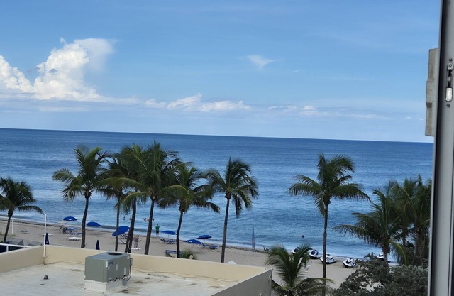 Soothing beachfront studio, ocean view, Ocean Manor