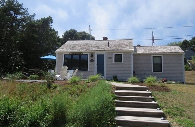 Sophisticated decor with an amazing use of space throughout this two bedroom (1 king and 2 twins) cottage.