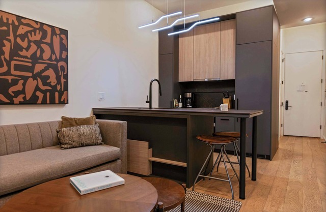 Sosuite | Corner 1BR Apt w Roof Deck, Gym, Laundry