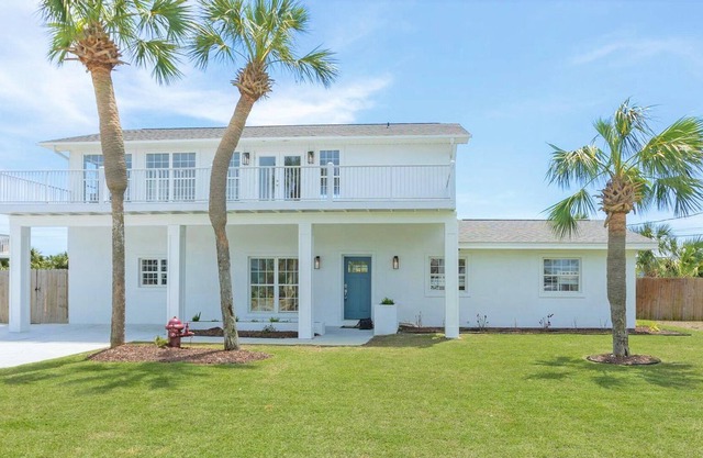 Sound View - 5 Bedroom Home with POOL! Sleeps 20