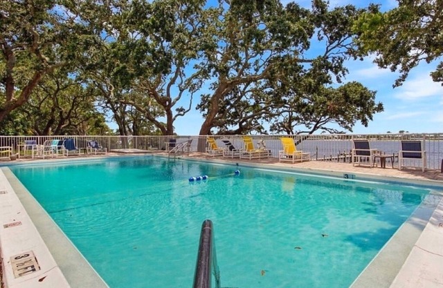 Soundside 2 Bedroom Condo - Pool & fishing dock