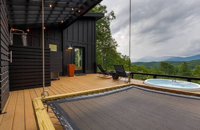 Sourwood, Alpine Cabin -Views! Outdoor shower, hot tub, more!