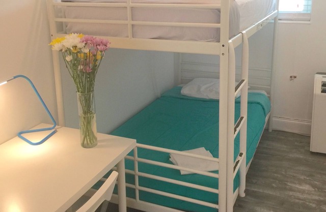 SOUTH BEACH BUNK BED HOTEL: SLEEPS 16 - WALK TO EVERYTHING!