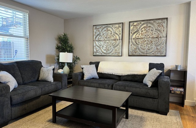 South Broadway getaway with Parking and Patio