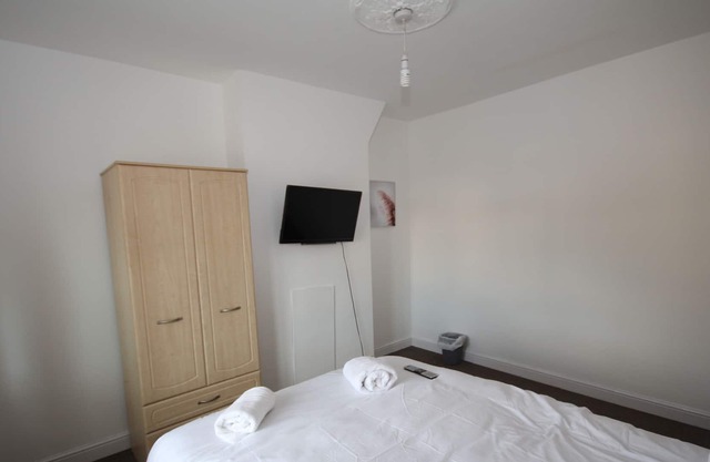 Southall House Cheerful 4 bedroom home with free parking on premises,