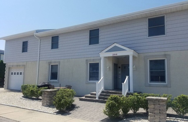 Southend, 2 bedroom first floor condo on a quiet street.