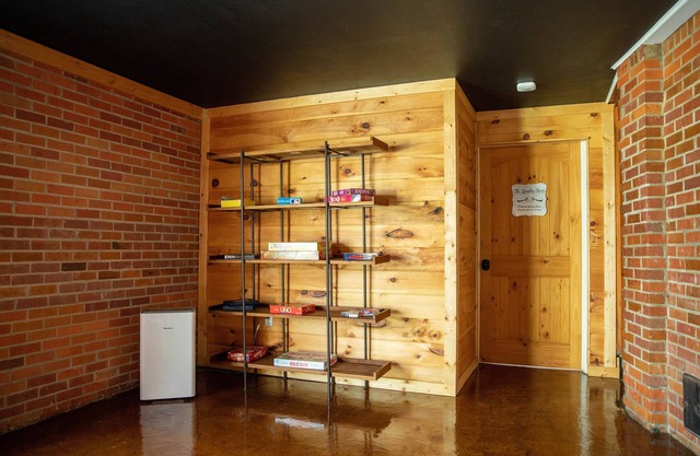 Southern Retreat at its Finest with King Bed En-suite and Antiques Galore!