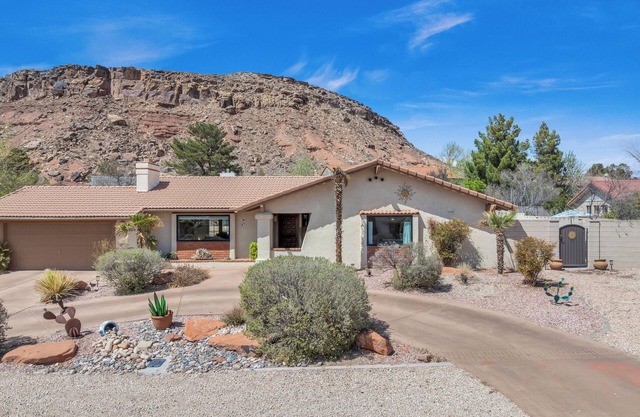 Southwestern Charm w/Pool in Beloved Neighborhood