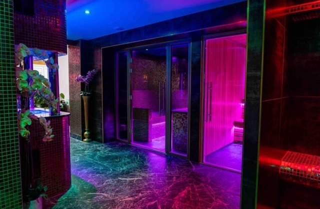 Spa getaway by Sea sleeps 20