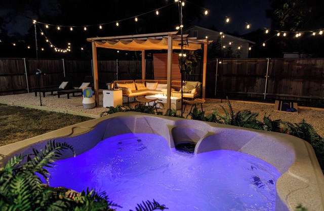 Spa ~ Stunning Yard & Hot Tub ~ Prime Location