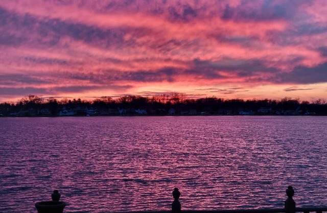 Spacious Lake front cottage, room for the whole family. Excellent fishing.