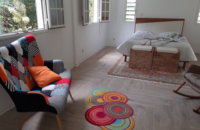 Spacieuse Villa, Ensoleillée, Espace Boisé, 10 Minutes des Plages