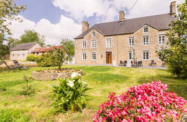 Spacious Countryside House with Garden, BBQ, and Games Near Mont St-Michel