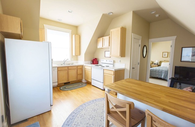 Spacious 1 Bedroom Apartment Centrally Located between Denver and Boulder.