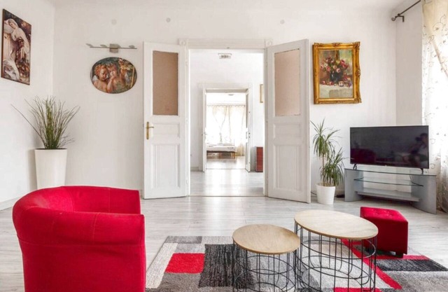 Spacious 158m² Apartment Balcony 2 Bathrooms Modern Kitchen 30m to Metro