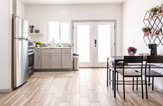 Spacious 1bedroom guest house home with hot tub and full kitchen.