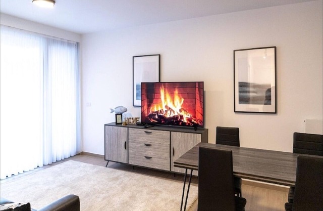 Spacious 1BR walk to Diamond District