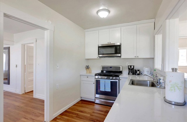 Spacious 2/1 House newly Renovated - Walk to Bart