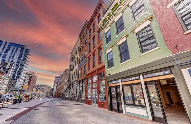 Spacious 2 bed 2 bath Downtown OTR condo minutes walk to the Reds Bengals stadium & more!