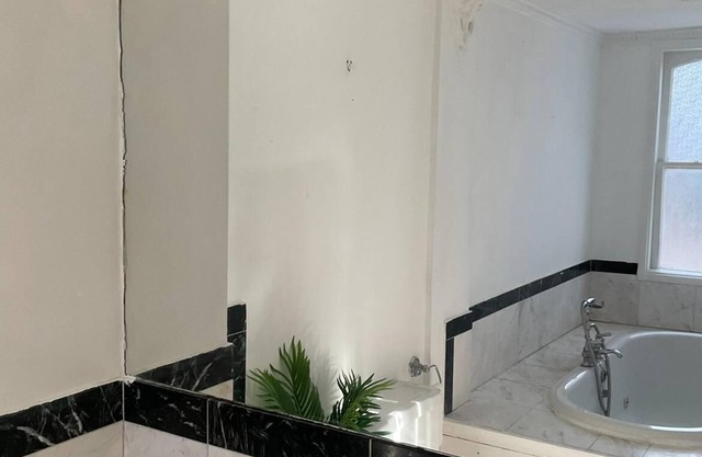 Spacious 2 bed apartment in Addlestone