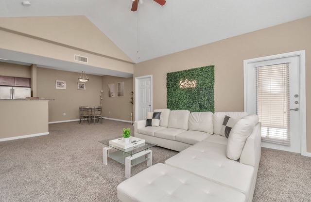 Spacious 2 Bed Gem 💎 Downtown Houston w/Neon wall