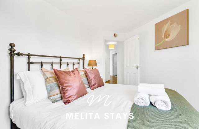 Spacious 2 bedroom apartment with gated parking