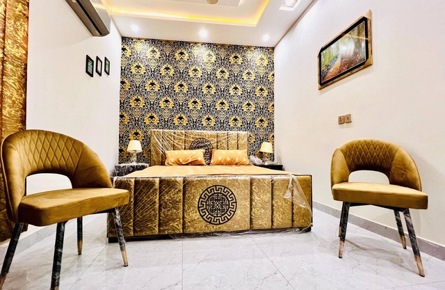 Spacious 2 Bedroom Apartment with AC and Kitchen near Mall Road Lahore