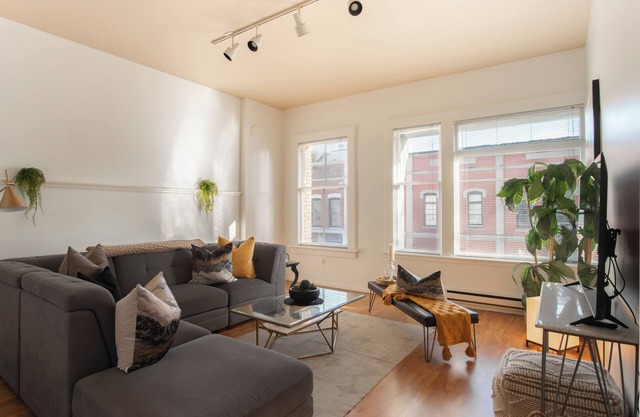 Spacious 2-Bedroom Condo in Downtown Victoria