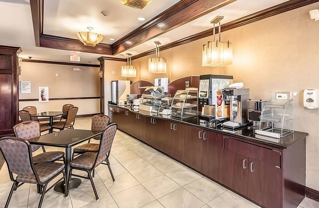 Spacious 2 King Beds Room w/Free Parking + Breakfast! Near Clark Gardens