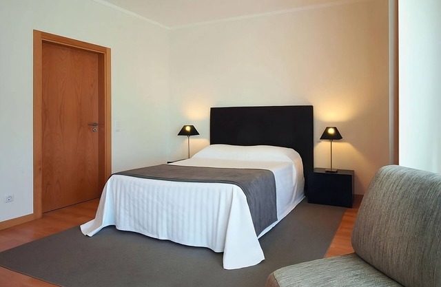 Spacious 2BR Accommodation Close to City of Faro! Outdoor Pool, Pets are Welcome