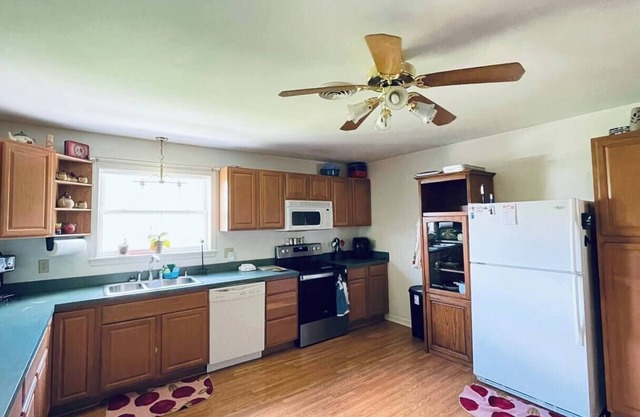 Spacious 2BR Apt – Families, Couples & Business Travelers