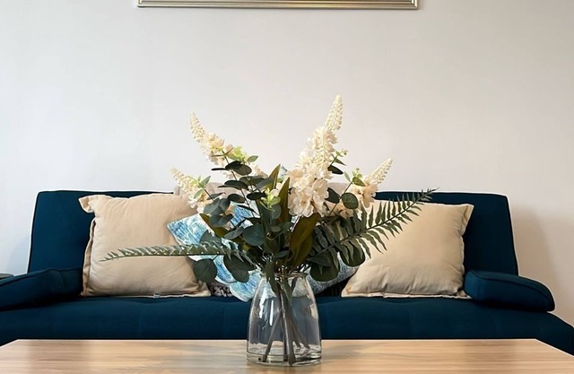 Spacious 2BR | King Bed & Twin Setup in Slough