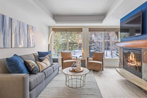 Spacious 2BR Oasis with Pool and Gym Close to Banff