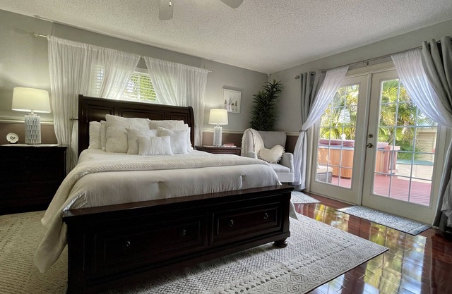 Spacious 3/3 Apt w/Hot Tub/75in TV/Mac Computer