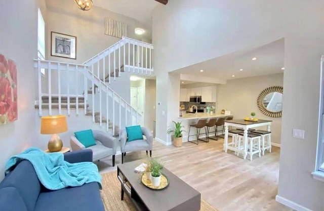 Spacious 3 🛏 3 🛁+ office + pool + garage + TVs in all bedrooms