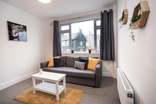 Spacious 3 Bed Apartment-Free Parking-Wifi