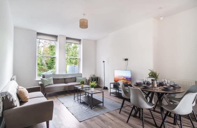 Spacious 3 Bed Apartment in Waterloo Liverpool