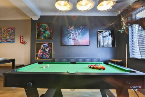 Spacious 3 Bed Home with Pool Table