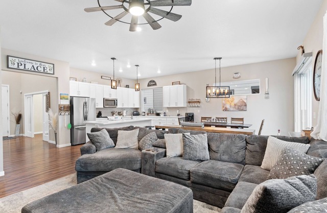 Spacious 3 bedroom, 2.5 bath house - 20 min from DIA, 25 min from Denver