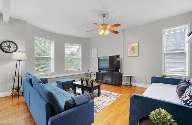 Spacious 3-bedroom apartment with WiFi, AC in charming St. Louis