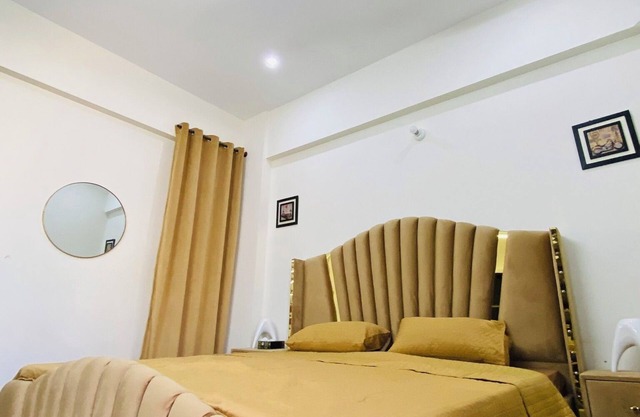 Spacious 3-Bedroom Apartment with Lounge, Kitchen, Free Wi-Fi, Parking & More!