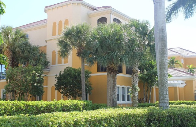 Spacious 3 bedroom Condo in popular Hammock Bay-5 Minutes to Marco Island !