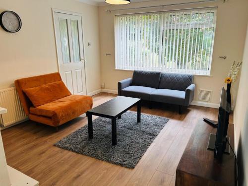 Spacious 3 Bedroom house in Luton with free on-street parking, Close to Airport and Town Centre
