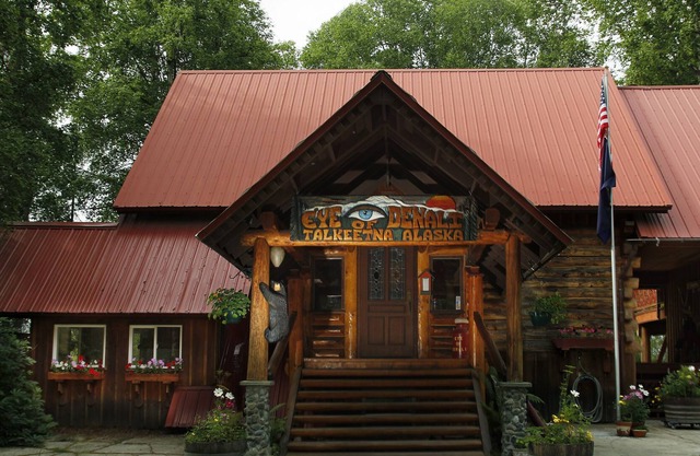 Spacious 3-bedroom lodging with river view within walking distance to town.