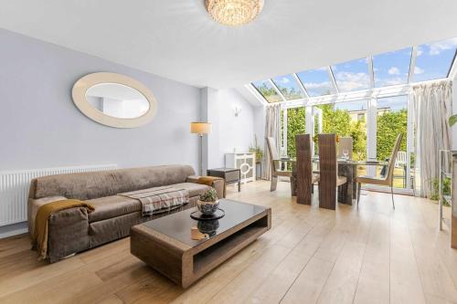 Spacious 3-Bedroom Retreat with Garden Near Bluewater