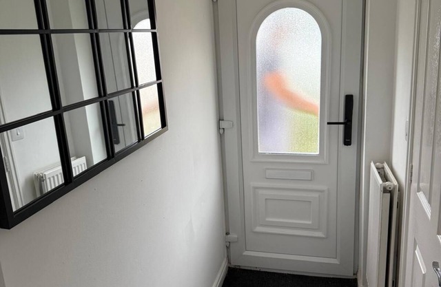 Spacious 3 Bedroom Semi detached house 2miles from Crosby Beach, ensuite, WC